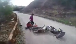 Video: Xe máy chạy ngược chiều đấu đầu kinh hoàng trên đèo Lộ Diêu