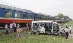 Tàu hỏa tông xe khách: Thương tâm với nhiều nạn nhân trẻ em