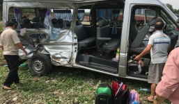 Tàu hỏa đâm ô tô 16 chỗ chở gia đình đi chơi Tết, 2 người chết