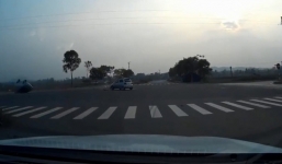 2 ô tô lao như bay, xe 7 chỗ lật ngửa giữa đường