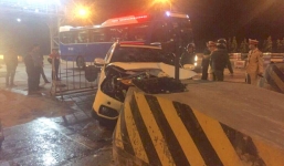 Cảnh sát phá cửa giải cứu 5 người mắc kẹt trong xe ô tô