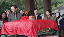 Đội mưa gánh cặp bánh chưng 700kg lên núi dâng thân mẫu Bác Hồ