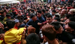 Hội Gióng lại hỗn chiến, dẫm đạp để cướp lộc thánh