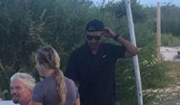 Video: Ông Obama đội mũ ngược gây sốc