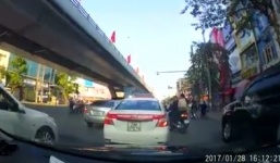 Người đàn ông đi SH nổi xung đánh tài xế taxi