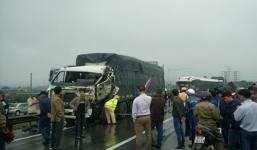 3 xe tải, xe khách đâm liên hoàn, quốc lộ 1A tắc gần 10km