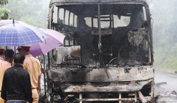 Xe khách cháy rụi trên đường Hồ Chí Minh, nhiều người thoát chết