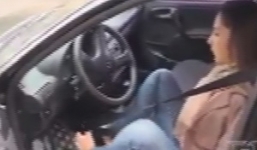 Clip cô gái thiếu hai tay vẫn lái ô tô điêu luyện gây bão mạng