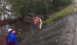 CSGT cứu người mẹ chở con trai 4 tuổi lao xuống ruộng sâu