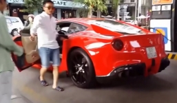 Hành động đẹp của Cường đô la dành cho bác bán vé số