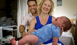 Hy hữu mẹ đẻ 'rơi' con sơ sinh 6kg trước cửa nhà