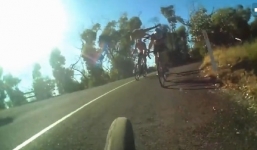 Kangaroo bất ngờ 'tung chưởng' nhảy qua đầu người đi xe đạp