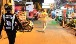 Video: Người đàn ông khỏa thân, cầm dao náo loạn chợ Thái Lan