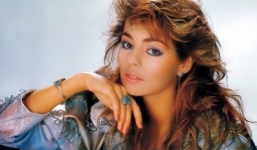 Nữ hoàng nhạc pop Sandra Ann Lauer hủy show châu Âu để đến Việt Nam