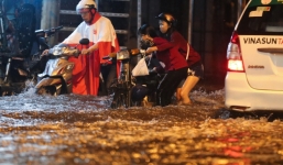 Tối mùng 6 Tết, Mưa lớn bất thường, Sài Gòn ngập giữa mùa khô 