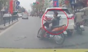 Video: Nam thanh niên chạy xe máy đâm vào xe Lexus rồi bỏ chạy
