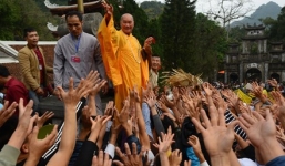 Vụ sư thầy ném lộc tại chùa Hương: Trưởng Ban tổ chức lễ hội nói gì?