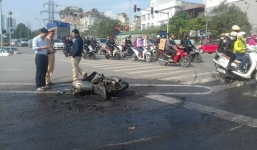 Xe máy bốc cháy ngùn ngụt trên phố Hà Nội