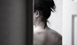 Quay lén cô chủ tiệm tóc khi tắm rồi tống tiền