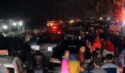 Dòng người chôn chân chân, đội mưa 'mua may, bán rủi' ở chợ Viềng