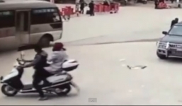 Con gái bị xe cán thương tâm vì bố mẹ bất cẩn