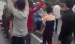 Video: Hàng chục trai làng ra QL 1A nhảy múa khi đi đám cưới