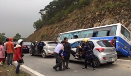 Xe ô tô 35 chỗ đi đền Gióng lao vào núi, nhiều người thương vong