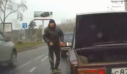 Sửa xe ngay giữa đường, người đàn ông bị ôtô đâm trúng