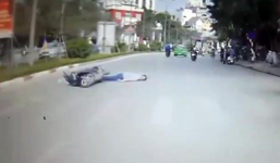Giật mình vì ô tô sang đường, người đi xe máy tự ngã bất tỉnh