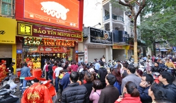 Ngày Thần tài: người dân đổ xô mua nhẫn tròn trơn