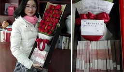 Chồng gây sốt khi tặng vợ bó hồng cùng 15 xấp tiền mặt