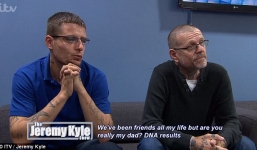 Con trai 10 năm mới phát hiện ra hàng xóm chính là bố ruột