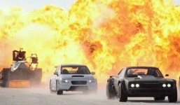 Clip màn đua xe 'nghẹt thở' trong 'Fast and Furious 8'