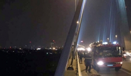 Hà Nội: Đi vệ sinh trên cầu Nhật Tân, người đàn ông rơi xuống sông mất tích