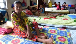 Mặc bệnh lạ, bé gái bị cây mọc khắp người