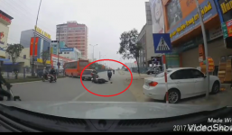 Cô gái ngã sấp mặt vì phi thẳng xe vào mũ bảo hiểm đánh rơi