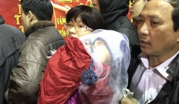 Ngày Thần Tài: Mẹ bế con nhỏ xếp hàng từ 5h sáng mua vàng