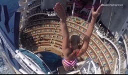 Video: Thót tim nữ hành khách nhào lộn từ độ cao 16 mét xuống hồ bơi