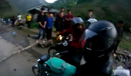 Thanh thiếu niên bản cầm dao chặn xe, 'xin đểu' người đi đường