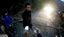 Video: Đội phượt bị chặn đường xin tiền ở Lai Châu