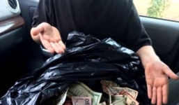 Bé trai bất ngờ nhặt được bọc tiền trong thùng rác