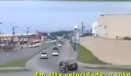 Cảnh sát rượt đuổi người đi môtô như phim hành động