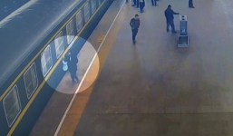 Video: Rơi xuống khe đường ray, bé 3 tuổi thoát chết trong gang tấc