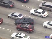 Xe Mercedes điên cuồng đâm xe khác khi chạy trốn cảnh sát ở Mỹ