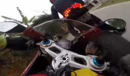 Ducati 128 km/h ngã nhào do phanh gấp tránh con gà