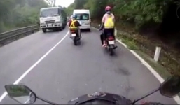 Video: Thót tim cảnh nữ phượt thủ đứng lên xe máy khi đổ đèo Bảo Lộc