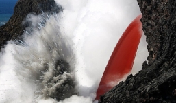 Dòng dung nham núi lửa nổ tung khi trút xuống biển