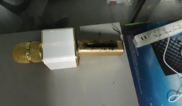 Cảnh báo: Micro karaoke kiêm loa nổ như pháo hoa trong đêm