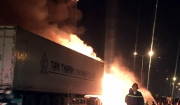 Tài xế bất lực nhìn xe container cháy dữ dội trên cầu Thanh Trì