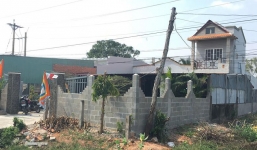 Chồng bàng hoàng phát hiện vợ và con trai chết trong tư thế treo cổ